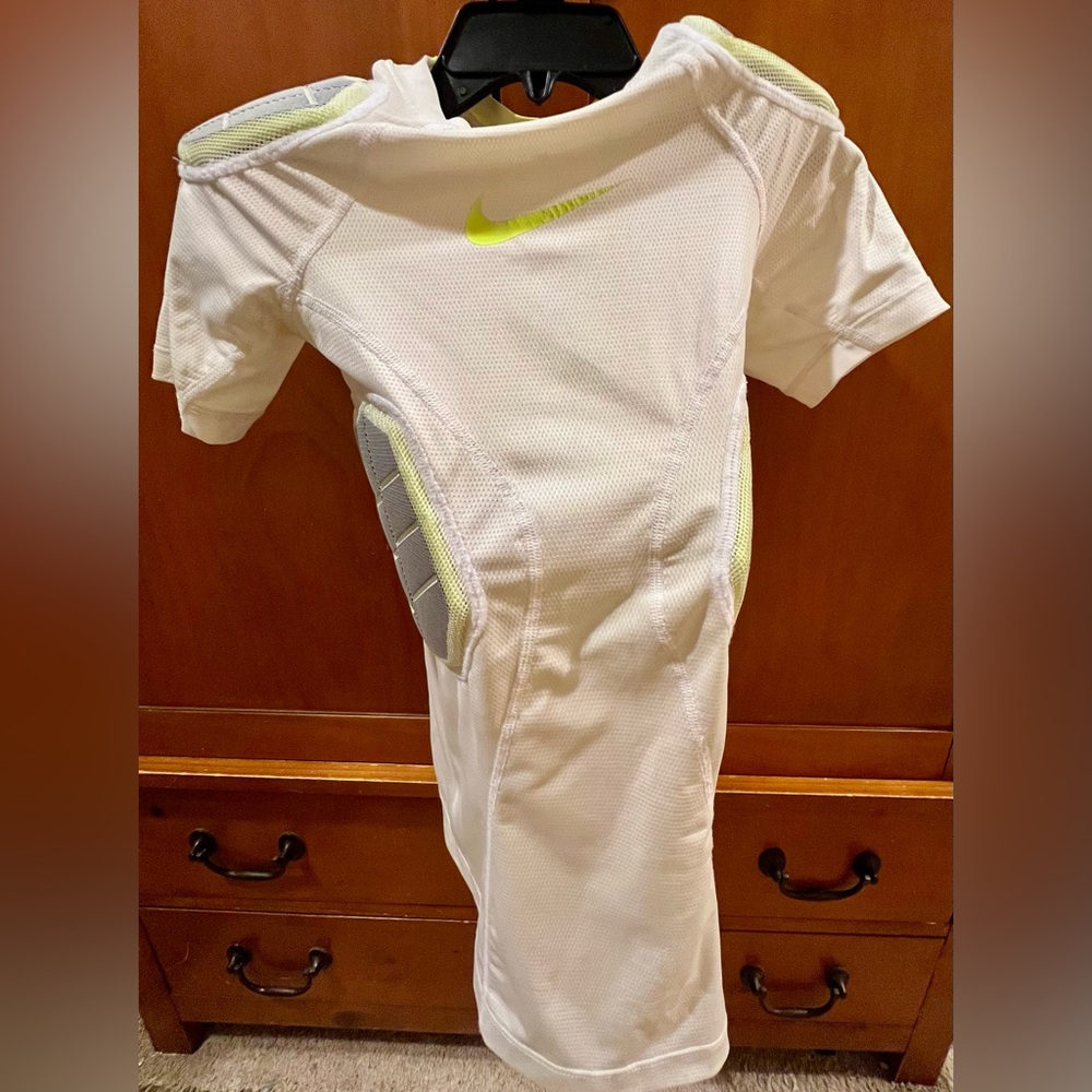 NIKE COMBAT PRO
BOYS
DRI FIT
SIZE LARGE
NO STAINS
NO RUNS
NO PIT STAINS
